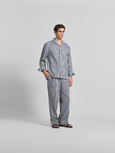 Männermodel trägt Wide Fit Stoffhose mit Bügelfalten von Officine Générale in Reine Baumwolle, elastischer Bund mit Tunnelzug, Ganzkörperansicht von vorne.