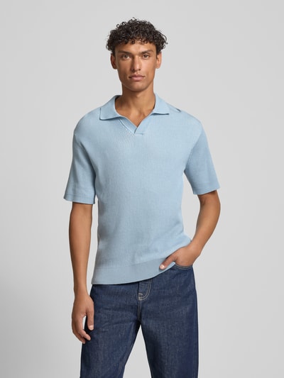 Männermodel trägt Regular Fit Poloshirt aus reiner Baumwolle Modell 'ARAVOLO' von BOSS Orange in Strickoptik, hellblau, Label-Patch, Polokragen, V-Ausschnitt, Reißverschluss, Kurzarm, gerippter Ärmelabschluss, Rumpfabschluss mit Seitenschlitzen, Materialverarbeitung Rippstrick. Ganzkörperansicht von vorne.