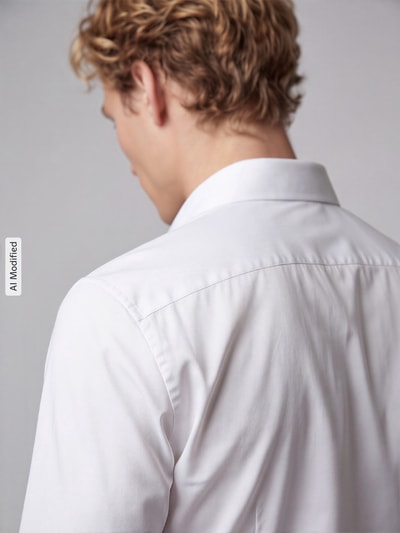Männermodel trägt weißes Super Slim Fit Businesshemd aus Baumwoll-Mix von OLYMP No. Six, glatte Textur, Ganzkörperansicht Rückansicht, KI-modifiziertes Bild