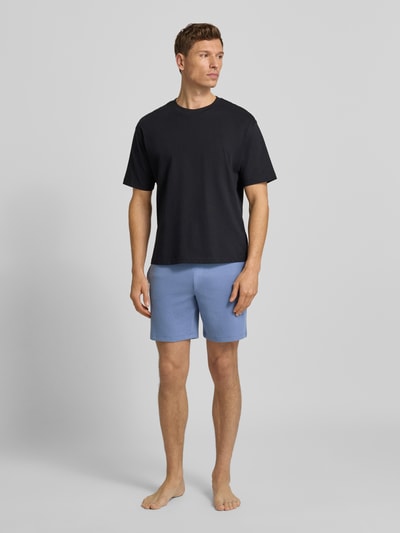 Männermodel trägt Regular Fit Sweatshorts aus Baumwoll-Mix Modell 'WAFFLE' von BOSS, Optik: Unifarben, Struktur, Ganzkörperansicht von vorne.
