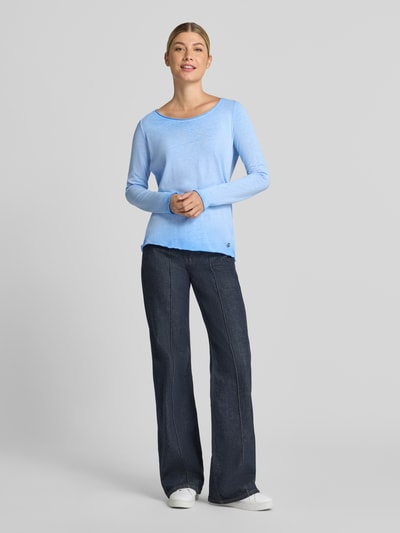 Vrouwenmodel draagt Regular Fit Langarmshirt uit katoenmix van Smith and Soul, lichtblauw, ronde hals, lange mouw, gekreukte boorden, vooraanzicht volledige lichaamsopname, ruglengte maat S 68 cm, mouwlengte maat S 63 cm.