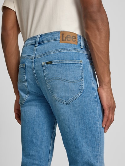 Männermodel trägt Slim Fit Jeans im 5-Pocket-Design Modell 'LUKE' von Lee, hellblaue Denim-Textur, Rückansicht Nahaufnahme, körpernaher Schnitt aus Baumwoll-Mix mit Stretch-Anteil, sichtbares Markenlabel