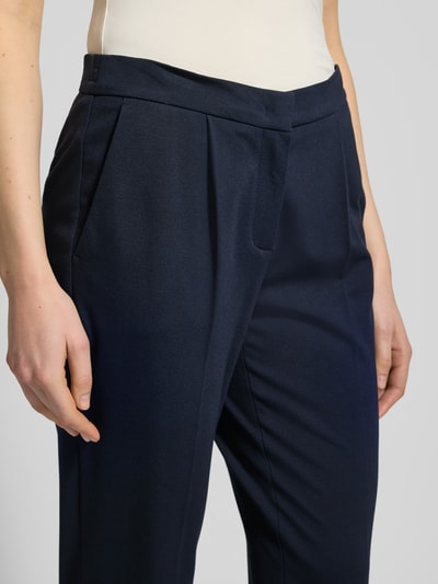 Frauenmodel trägt Stoffhose mit französischen Eingrifftaschen von Luisa Cerano in Dunkelblau, Viskose-Mix, Nahaufnahme Oberkörper.