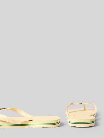 Produktfoto, Flip-Flop mit Logo-Detail Modell 'Brasil' von Havaianas für Damen in Gelb mit grüner und blauer Linie, offene Ferse, abgerundete Passform, Absatzhöhe 1 cm bei Größe 39/40, strukturierte Sohle