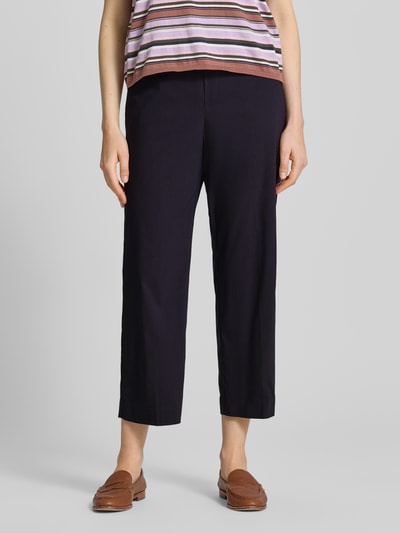 Frauenmodel trägt Hose aus Viskose-Mix in verkürzter Passform Modell 'FENJA2' von STEHMANN, elastischer Bund, Ganzkörperansicht von vorne.
