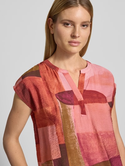 Vrouwenmodel draagt Regular Fit blouse uit viscosemix model 'Catania' van Soyaconcept, tuniekhals, kapmouwen, detailopname bovenlichaam.