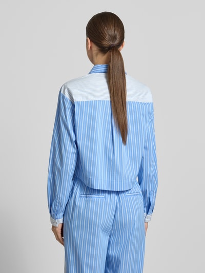 Vrouwenmodel draagt blouse met borstzakken model 'Dana' van GUIDO MARIA KRETSCHMER WOMAN, katoenmix met stretch, regular fit, overhemdkraag, knoopsluiting, sportmanchetten, ruglengte maat 36: 52 cm, mouwlengte maat 36: 59 cm, blauw met witte strepen, gladde textuur, rugaanzicht volledige lichaamsopname.