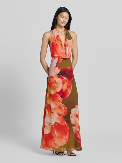 Vrouwenmodel draagt maxi-jurk met all-over bloemenmotief Model 'Marina' van Forever New, getailleerde pasvorm, halternek, Ganzkörperaanzicht van voren.