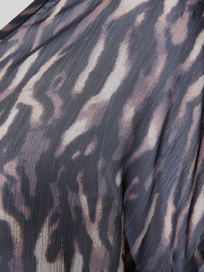 Produktfoto, Oversized Kaftan mit Allover-Muster Modell 'ATRUD' von Pieces, wzór zwierzęcy w odcieniach szarości i beżu, tekstura plisowana