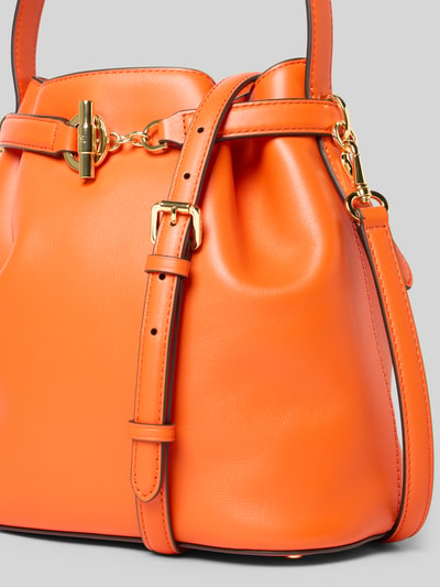 Produktfoto, Bucket bag uit echt rundleer van Lauren Ralph Lauren, open hoofdvak, afneembare schouderband, siergesp, binnenvak met ritssluiting, breedte 24 cm, lengte 24 cm, diepte 14 cm, bandlengte 117 cm, oranje kleur, gladde textuur.