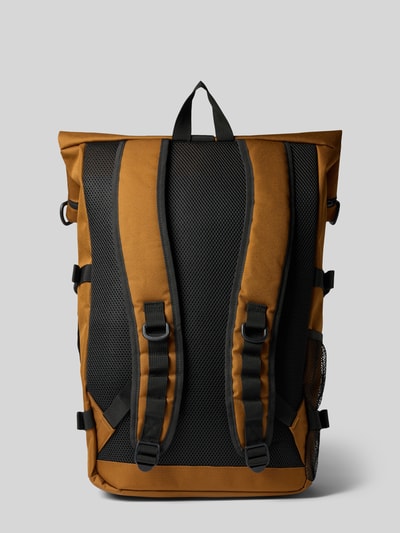 Produktfoto, Rucksack mit Label-Patch Modell 'PHILIS' von Carhartt Work In Progress in Braun und Schwarz, verstellbare Schulterriemen, Mesh-Struktur, breite 41 cm, Länge 53 cm, Tiefe 17 cm, Hauptfach mit Überschlag, Außenfächer mit Reißverschluss, kurzer Tragehenkel, neutraler Hintergrund.
