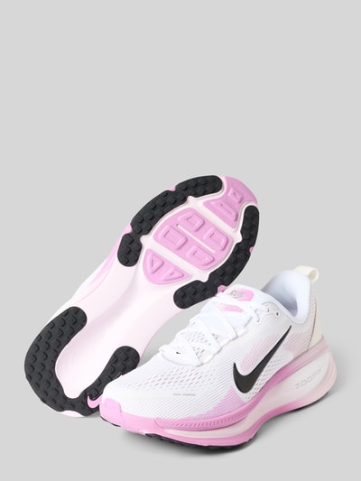Produktfoto, Sneaker mit Schnürung Modell 'VOMERO 18' von Nike, Damen Sneaker, weiß mit rosa und schwarzem Akzent, strukturierte Oberfläche