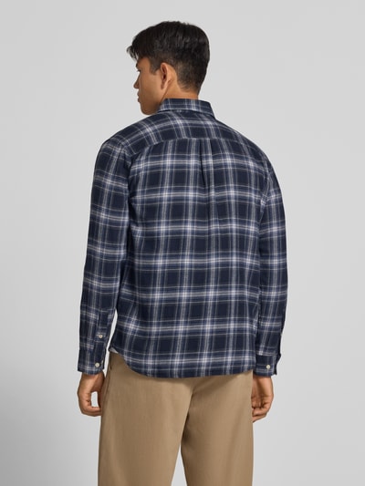 Männermodel trägt Regular Fit Freizeithemd mit Kentkragen Modell 'FIELD' von JACK & JONES, kariertes Muster in Blau und Weiß, Ganzkörperansicht Rückansicht. Herren Freizeithemd aus reiner Baumwolle, Rückenlänge 75 cm, Schulterbreite 48 cm, Ärmellänge 65 cm.