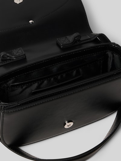 Produktfoto, schwarze Shoulder Bag mit Logo-Detail von Diesel, glatte Oberfläche, Magnetverschluss, Hauptfach mit Überschlag, Detailaufnahme