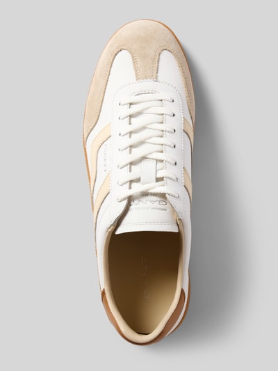 Produktfoto, Sneaker aus echtem Leder Modell 'Cuzmo' von GANT, cremeweiß mit beigen Wildleder-Details, sichtbare Textur, Herren Sneaker von GANT
