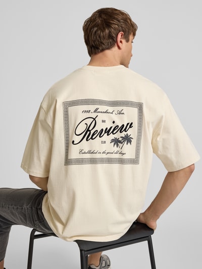 Männermodel trägt T-Shirt mit Rundhalsausschnitt und Label-Print von REVIEW, Herren T-Shirt aus Reine Baumwolle, Relaxed-Fit, Rückenlänge 71 cm, Ganzkörperansicht Rückansicht.