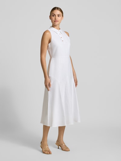 Frauenmodel trägt weißes Midikleid mit Umlegekragen Modell 'Meeha' von Ted Baker, ärmellos, Knopfleiste, Material-Mix, Ganzkörperansicht von vorne