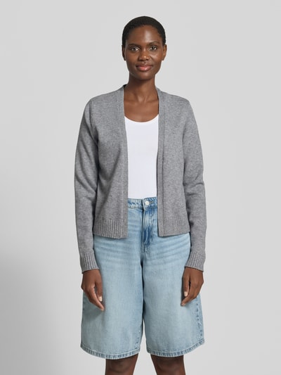 Frauenmodel trägt Cardigan aus Viskose-Mix mit offener Front Modell 'VIRIL' von Vila in Grau, Gerader-Schnitt, Gerippte-Abschlüsse, Ganzkörperansicht von vorne. Rückenlänge bei Größe S: 54 cm, Ärmellänge bei Größe S: 63 cm.