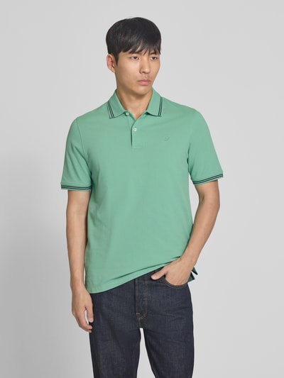 Männermodel trägt Regular Fit Poloshirt mit Logo-Stitching von bugatti in Mint, Reine Baumwolle, Polokragen, kurze Knopfleiste, Label-Detail, Ganzkörperansicht von vorne. Rückenlänge bei Größe M: 71 cm.