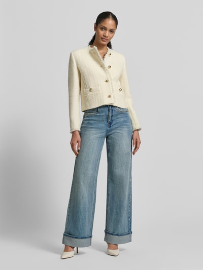 Kobiece modelka nosi Slim Fit Kurzblazer aus Schurwoll-Mix Modell 'AGAMI' od Weekend Max Mara, efekt: jednolity kolor, frędzle, wyhaftowane logo, listwa guzikowa, przednie kieszenie, mieszanka żywej wełny, całkowity widok z przodu.
