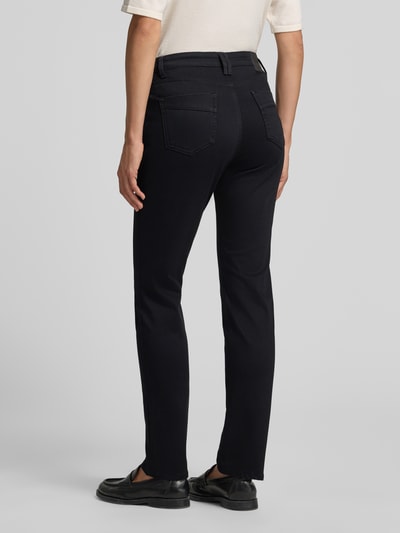 Frauenmodel trägt Bootcut Jeans mit Label-Patch Modell 'MARY' von Brax in Schwarz, unifarben, Denim-Baumwollmix, 5-Pocket, Ganzkörperansicht Rückansicht.