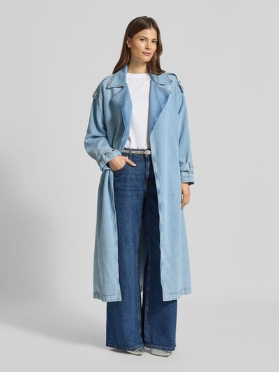Kobiece model nosi Regular Fit Mantel mit Lyocell-Anteil od Liu Jo White, mieszanka bawełny i lyocellu, tkanina stylizowana na denim, wpuszczane kieszenie, taliowany krój, odpinana materiałowa tasiemka, kołnierz z połami, długość tyłu w rozmiarze 36: 123 cm, szerokość ramion w rozmiarze 36: 50 cm, szerokość klatki piersiowej w rozmiarze 36: 44 cm, długość rękawów w rozmiarze 36: 55 cm; widok całej sylwetki od przodu.