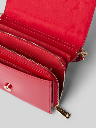 Produktfoto, Shoulder Bag mit Label-Applikation Modell 'EMBER' von VALENTINO BAGS in glänzendem Rot, Innenfach mit Reißverschluss, Steckfächer, Magnetverschluss, abnehmbarer Schulterriemen