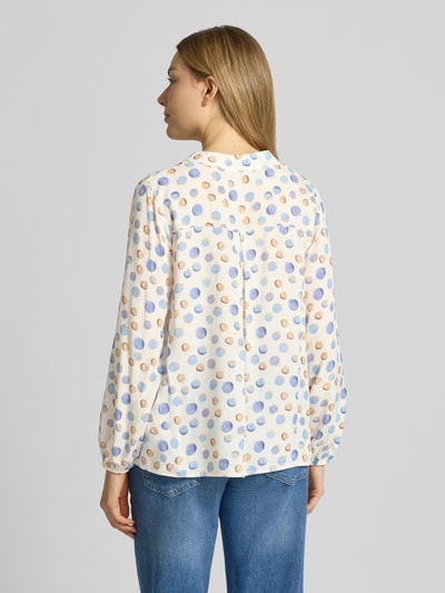 Frauenmodel trägt Regular Fit Bluse aus reiner Viskose Modell 'Josy' von ZABAIONE mit buntem Punktmuster, Tunika-Kragen, elastische Ärmelabschlüsse, Rückansicht, Ganzkörperansicht.