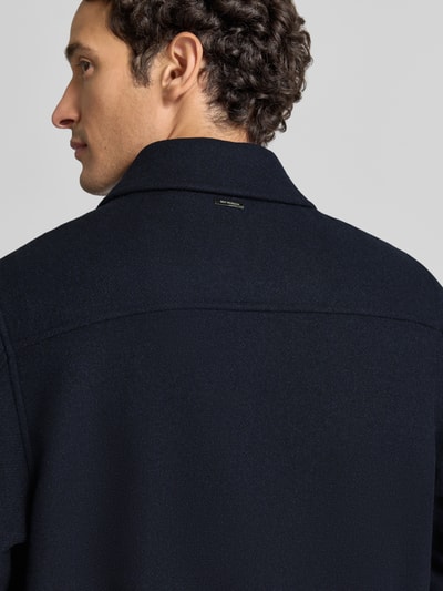 Männermodel trägt Bomberjacke mit Pattentaschen von ROY ROBSON in Dunkelblau, Wollmix-Webware, Detailaufnahme Rückenansicht.