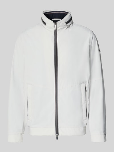 Produktfoto, Regular Fit Jacke mit Stehkragen von bugatti in wit met Logodetail, verstaubare capuchon, tweewegritssluiting, steekzakken, elastische mouwboorden, ruglengte 68 cm, schouderbreedte 42 cm, borstwijdte 50 cm, mouwlengte 65 cm, herenmode