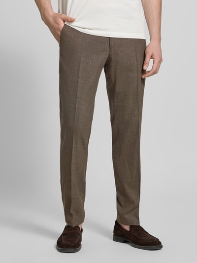 Männermodel trägt Slim Fit Stoffhose mit Woll-Anteil Modell 'Cole' von CG - Club of Gents in Braun, Bügelfalten, Eingriffstaschen, Nahaufnahme Unterkörper.