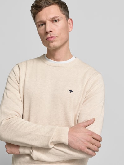 Männermodel trägt Strickpullover mit gerippten Abschlüssen von Fynch-Hatton in Beige, reine Baumwolle, Regular-Fit, Rundhalsausschnitt, Label-Stitching, Nahaufnahme Oberkörper.