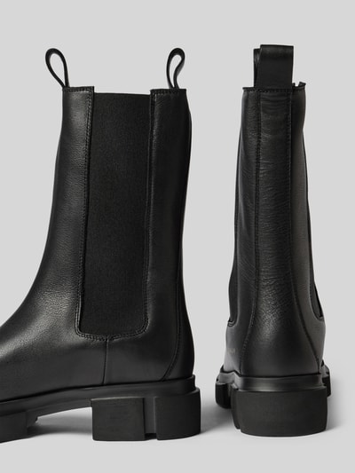 Produktfoto, Lederstiefel mit Label-Detail von Copenhagen, naturalna skóra, zaokrąglony krój, detal z logo, fakturowana podeszwa, wysokość obcasa 5 cm w rozmiarze 39, wysokość cholewki 23 cm w rozmiarze 39, szerokość cholewki 13 cm w rozmiarze 39