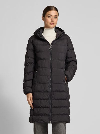 Frauenmodel trägt Regular Fit Steppmantel mit Kapuze Modell 'Famalia-4' von HUGO, unifarben, matt, Longline, Reißverschluss, Reißverschlusstaschen, Ganzkörperansicht von vorne.