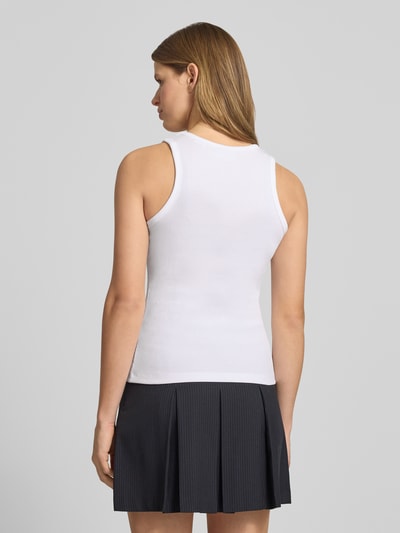 Frauenmodel trägt Tanktop in Ripp-Optik Modell 'FRIDA' von JJXX, weiß, Slim Fit, Baumwoll-Elasthan-Mix, Rückenansicht Ganzkörperansicht.