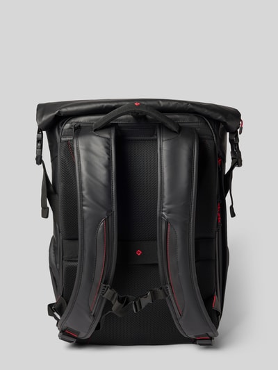 Produktfoto, schwarzer Rucksack mit Logo-Detail Modell 'Ecodiver' von Samsonite, rote Akzente, robuste Struktur, Rückansicht, verstellbare Schulterriemen, Schnallenverschlüsse, 42 cm breit, 50 cm lang, 19 cm tief, Schulterriemen 62 cm.