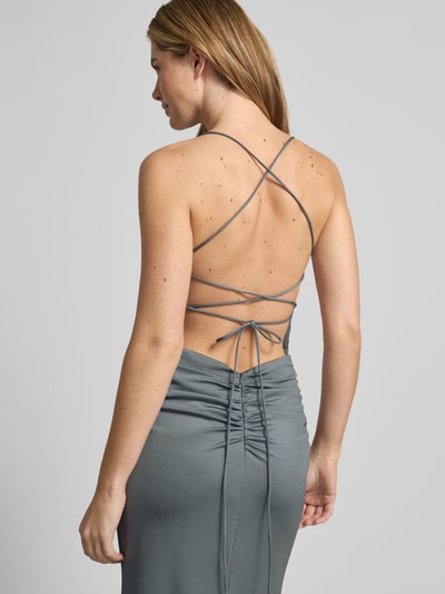 Vrouwenmodel draagt Abendkleid mit Wasserfall-Ausschnitt van Laona in satijn, nauwsluitende fit, gekruiste spaghettibandjes, maxi-lengte, mouwloos en schouderloos design, ruglengte maat 36: 164 cm, borstwijdte 36 cm, detailopname rugaanzicht.