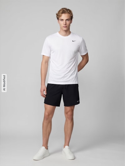 Męski model nosi Regular Fit Sport-T-Shirt mit Logo-Print od Nike, białe, gładka struktura, Ganzkörperansicht von vorne, KI-modifiziertes Bild.