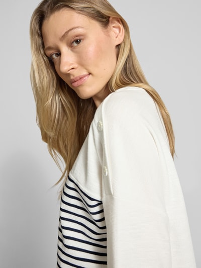Frauenmodel trägt Relaxed Fit Pullover aus Bio-Baumwoll-Mix von Tom Tailor mit Optik:Allover-Muster, gestreift, Knopf-Applikation, Piqué Strick, Nahaufnahme Oberkörper.