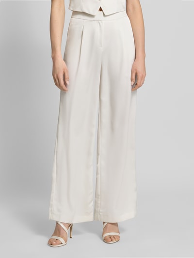 Kobiece modelka nosi Hose mit weitem Bein und Falten von Jake*s Cocktail, satynowe, szeroka nogawka, fałdy, kieszeń z tyłu, szerokość w rozmiarze 36: 34 cm, długość nogawki od wewnątrz w rozmiarze 36: 82 cm, kremowy kolor, gładka tekstura, widok całego ciała z przodu