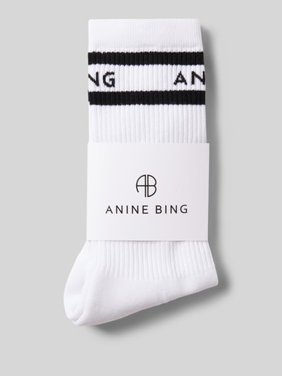 Produktfoto, Socken aus Baumwoll-Mix von Anine Bing in Weiß mit elastischem Rippenbündchen, Ripp-Optik, Kontraststreifen und Label-Print.