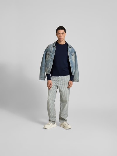 Männermodel trägt Slim Fit Pullover aus Woll-Mix von Filippa K in Dunkelblau, Strick-Optik, Rundhalsausschnitt, Ganzkörperansicht von vorne