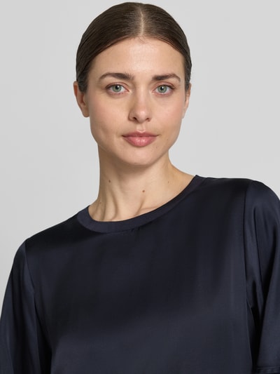 Frauenmodel trägt T-Shirt aus Viskose-Mix mit Rundhalsausschnitt von Comma, 1/2-Arm, gerader Schnitt, navyblau, Nahaufnahme Oberkörper.