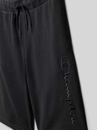 Produktfoto, Sweatshorts mit Label-Stitching und elastischem Bund von CHAMPION, Baumwoll-Mix in Schwarz, relaxed Fit, Textur weich.