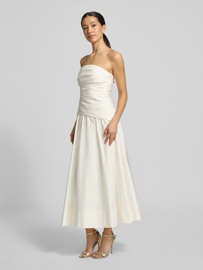 Frauenmodel trägt Cocktailkleid im Off-Shoulder-Look Modell 'Ashton' von Forever New aus Baumwoll-Elasthan-Mix, A-Linie, Midikleid, Ganzkörperansicht von vorne.