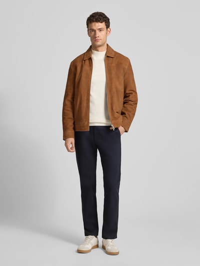 Männermodel trägt Chino mit französischen Eingrifftaschen von Christian Berg Men im Unifarbenes-Design, Baumwoll-Elasthan-Mix, Gerade Passform, Ganzkörperansicht von vorne.