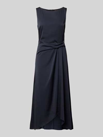 Produktfoto, Cocktailkleid mit asymmetrischem Saum von Vera Mont in Dunkelblau, U-Boot-Ausschnitt, taillierter Midikleid-Schnitt, Raffdetails an der Taille, Rückreißverschluss, glatte Textur, Vorderansicht