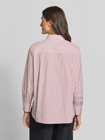Vrouwenmodel draagt Regular Fit Hemdbluse im Allover-Look van windsor. van puur katoen met overhemdkraag en knoopsluiting, ruglengte maat 36 70 cm, mouwlengte maat 36 59 cm, all-over look in rood-witte strepen, recht model, Ganzkörperansicht Rückansicht.