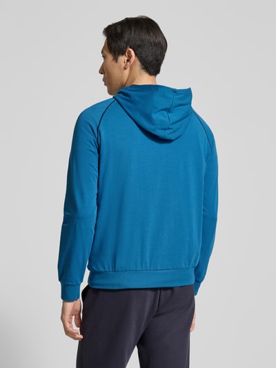 Männermodel trägt Regular Fit Sweatjacke aus Baumwoll-Mix von BOSS in Optik: Unifarben mit Kapuze, Langarm, Rückansicht, Ganzkörperansicht Rückansicht.