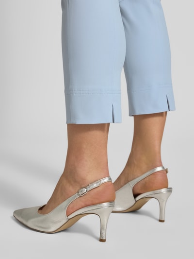 Frauenmodel trägt Schmale Schlupfhose aus Techno Cotton Superstretch von Raffaello Rossi, Slim Fit, verkürzte Passform, Modell PENNY 6/8, hellblau, Detailaufnahme Unterschenkel, Kontext: Bundweite 36 cm, Innenbeinlänge 61 cm, Damen